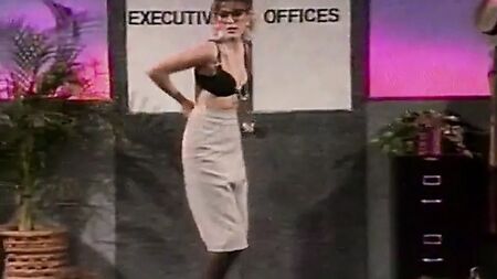 Strip-tease en lingerie de secrétaire vintage des années 80