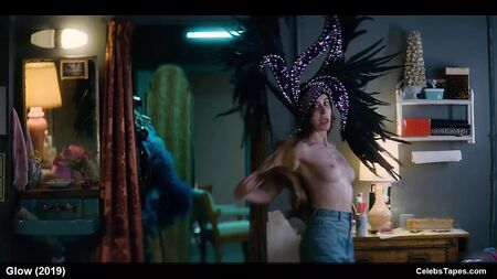 Scènes de film où l'actrice Alison Brie apparaît nue, seins nus et en bikini