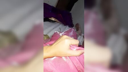 Un travesti portant une longue robe de bal rose en satin