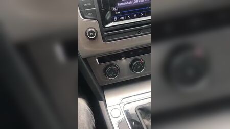 Deux personnes portant un turban dans la voiture