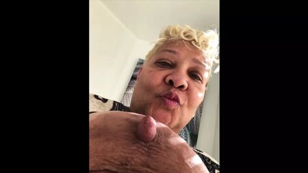 UNE MAMIE NOIRE EN TOURNÉE DE PUTE