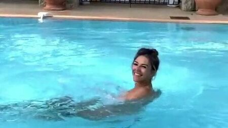 Elizabeth Hurley - Seins nus dans une piscine, le 22 août 2018