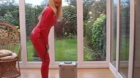 Combinaison en PVC avec des éléments en PVC rouge