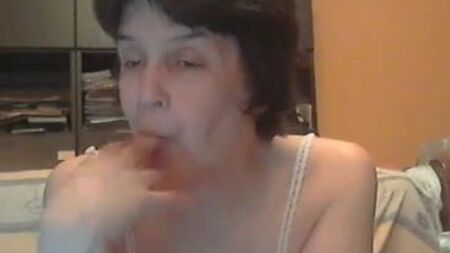 Une femme d'âge mûr qui discute en ligne
