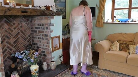 Jolie chemise de nuit vintage longue en satin crème et doré