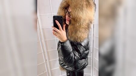 Mlle Fur dans une doudoune brillante