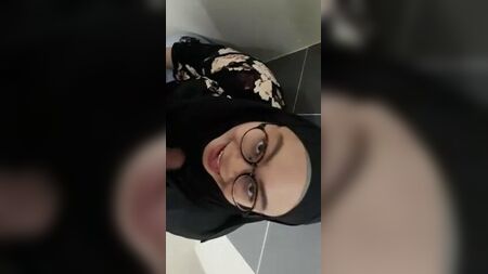 Indonésie - Un hijab noir retrouvé dans les toilettes