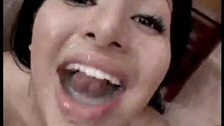 Sativa Rose laisse deux bites jouir dans sa bouche et avale tout !