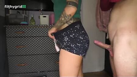 Angie pète sur une bite