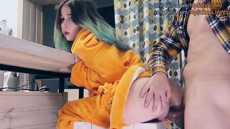 Une relation sexuelle avec une adolescente endormie en pyjama Pokémon
