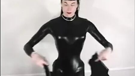 un corset extrêmement serré pour une esclave rebelle