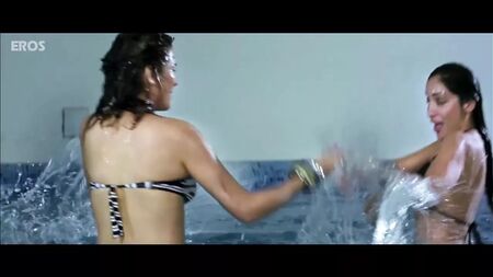 Udita Goswami et Sofia Hayat dans une scène torride en bikini