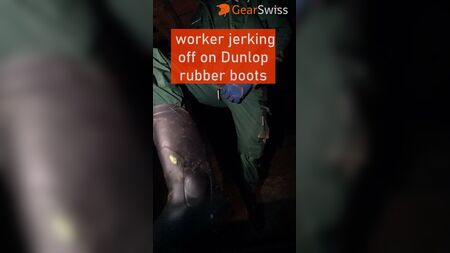 un ouvrier en train de se masturber sur des bottes en caoutchouc Dunlop