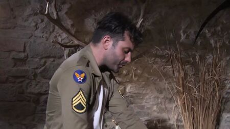 Ce petit soldat a tellement envie de lui défoncer le cul