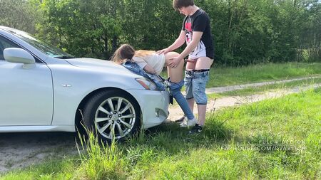 Une ado amateur s'est fait baiser en plein air