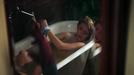 Chloe Grace Moretz, sexy et nue, sous la douche