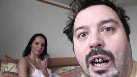 Un vieil homme a abusé de sa petite amie aux gros seins