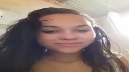 Une jeune fille canon se caresse devant son copain
