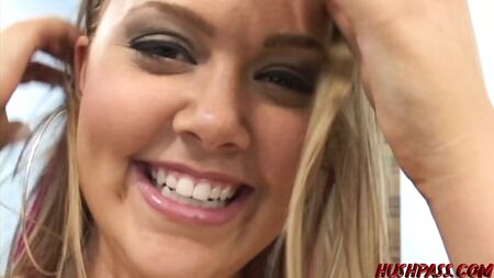 L'adorable Amber Peach est une vraie salope anale déchaînée