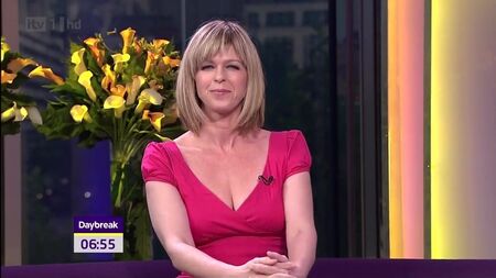Kate Garraway, robe décolletée et décolleté