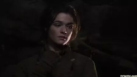 Rachel Weisz dans « L'ennemi aux portes » (plan sur les fesses)