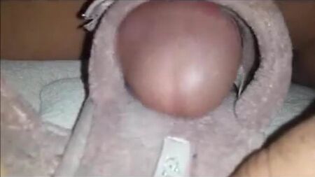 Des pantoufles sexy et trempées de sueur ont pris une bite