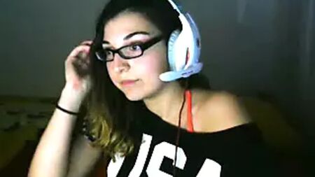La streameuse Twitch Liianaf montre ses seins et ses fesses
