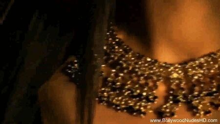 Une belle femme nue se dévoile