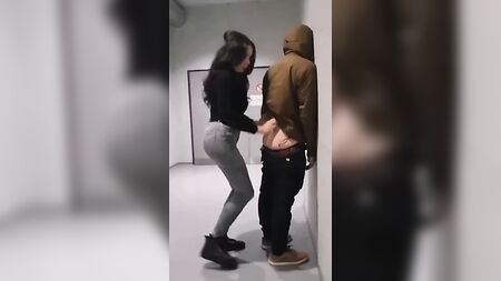 Une fille trans baise un mec dans le couloir