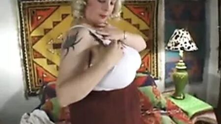 Une femme potelée aux gros seins en solo