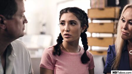 Des parents dépravés qui ont des relations sexuelles avec une pauvre fille