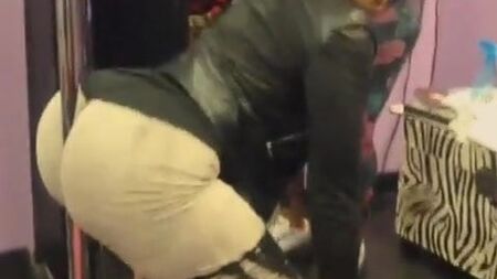 Deelishis — Elle remue trop les fesses dans son pantalon