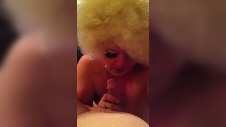 Une blonde afro qui suce