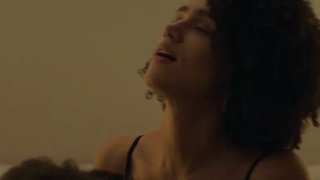 Nathalie Emmanuel & Britt Lower - « Holly Slept Over »