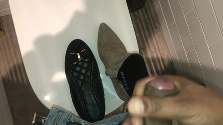 Éjaculer sur les chaussures d'un collègue au bureau