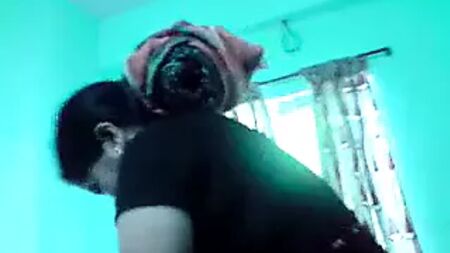 Une gentille tante bangladaise se baigne pour ton plaisir : laisse un commentaire
