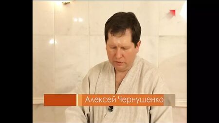 Un homme masse la mannequin nue Valentina Kolesnikova dans un hammam