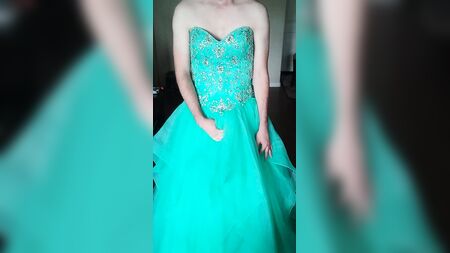 Une robe de bal bleu sarcelle à dos corseté