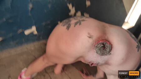 S'enfoncer la saleté dans le cul et manger des ordures Pute de la forêt - Hardcore risky public play and extreme dirty humiliation, Amateur, Ukraine Pissing