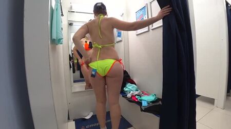 Milf mature et sa jeune fille dans une cabine d'essayage publique. Différents maillots de bain et mini bikinis sur un gros cul sexy. - XVIDEOS.COM