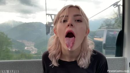 Adolescente avale du sperme sur un téléphérique pipe publique Eva Elfie - Beautiful Babes