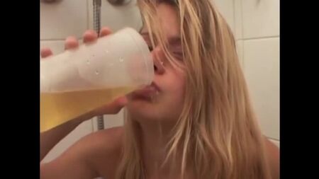 amateur_pissslut_swallow boit de la pisse dans la bouche pisse crache
