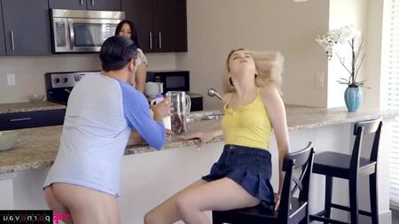 Bambino & Lexi Lore [ Blondes & Jeunes & Premium / Jupe , Sur la cuisine , Rasé , Crempai , Sexe habillé , Jeune , Jeune ,