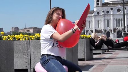 Souffler pour éclater et s'asseoir pour éclater || Looner || Fétichiste des ballons