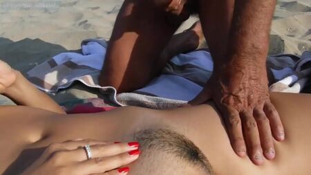 Deux hommes se branlent et jouissent sur une fille nue sur la plage (handjob, cumshot, pov, nudisme, orgasme, poilu, éjaculation, masturbation)