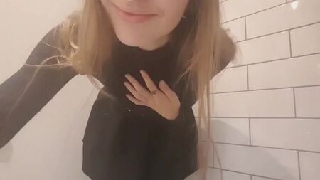 Une étudiante dans les toilettes d'une université montre sa chatte, se caresse et se masturbe