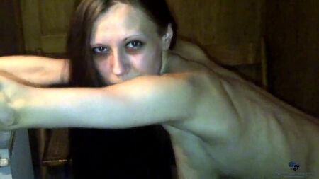 Un mari russe heureux filme sa femme maigre en train de se faire baiser dans le bain dans tous les trous (porno russe anal blowjob sexwife pornoanal )