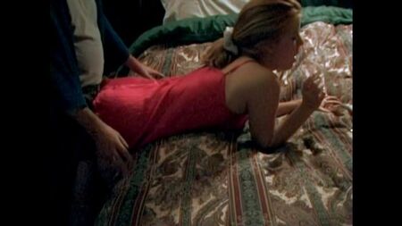 Nuisette rouge fumant la levrette