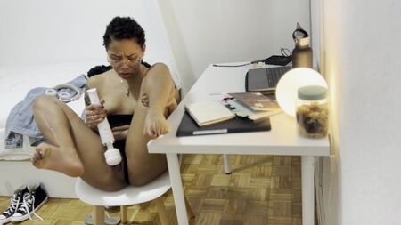 Il semble qu'elle n'ait pas vécu d'orgasme réel depuis longtemps