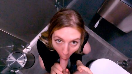 Au fait, une fille décente n'aura jamais dans les toilettes